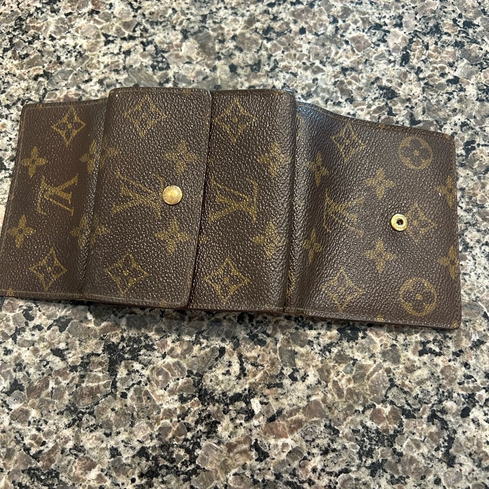 Authentic Louis Vuitton Elise Wallet
